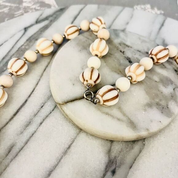 Vintage 1970s Beaded Necklace Off White Beads Single Strand Retro MCM Jewelry - Picture 5 of 7